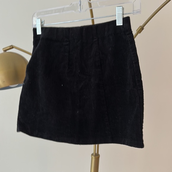 Black slit mini skirt similar to aritzia or princess polly - Picture 4 of 4